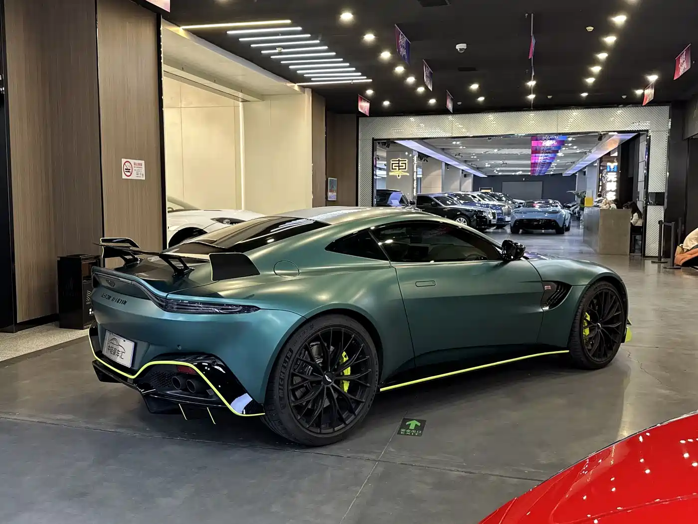 ASTON MARTIN V8 VANTAGE