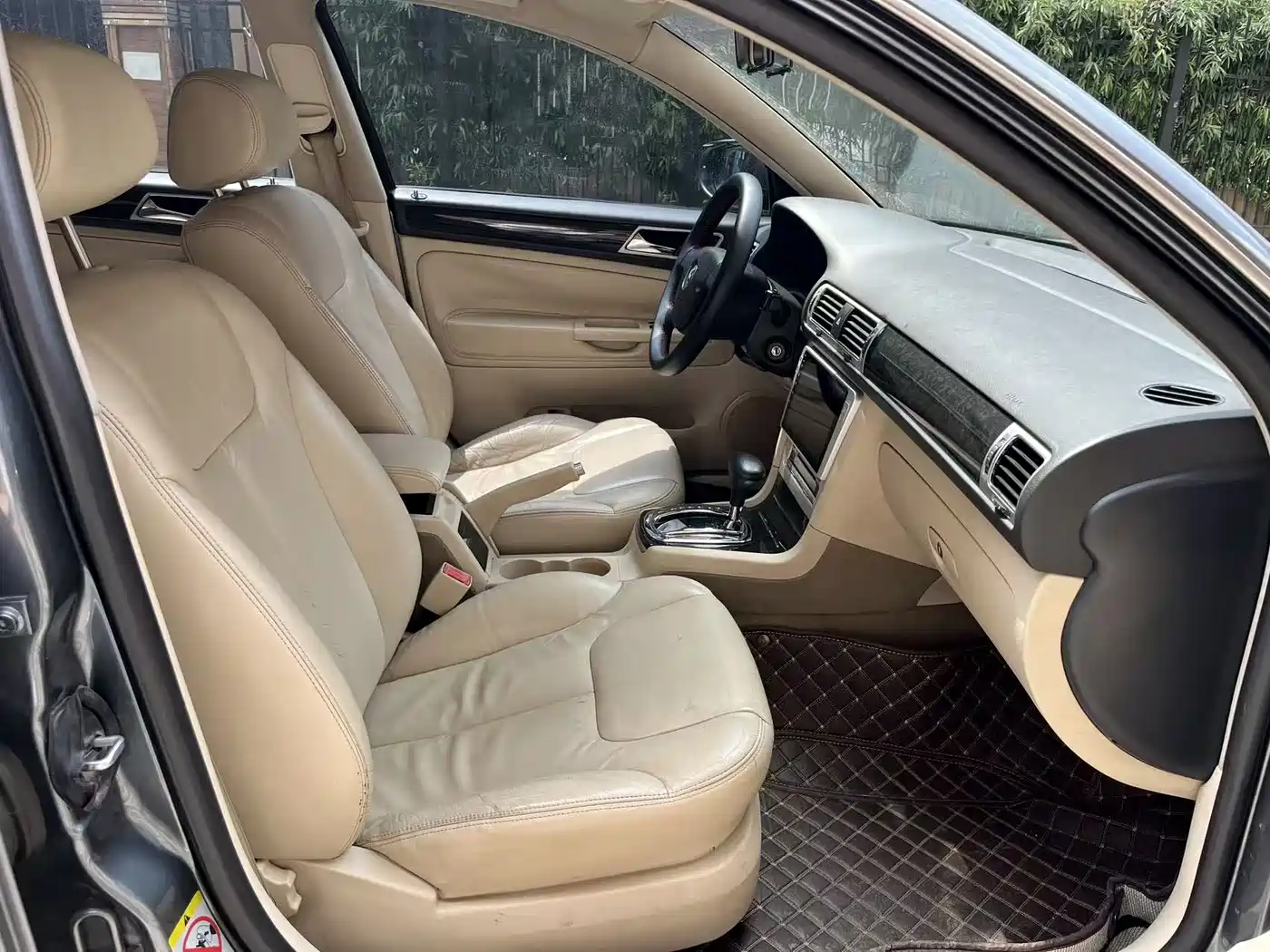 Volkswagen Passat Lingyu 2009 2.0L MFI Automatic Premium фото 10