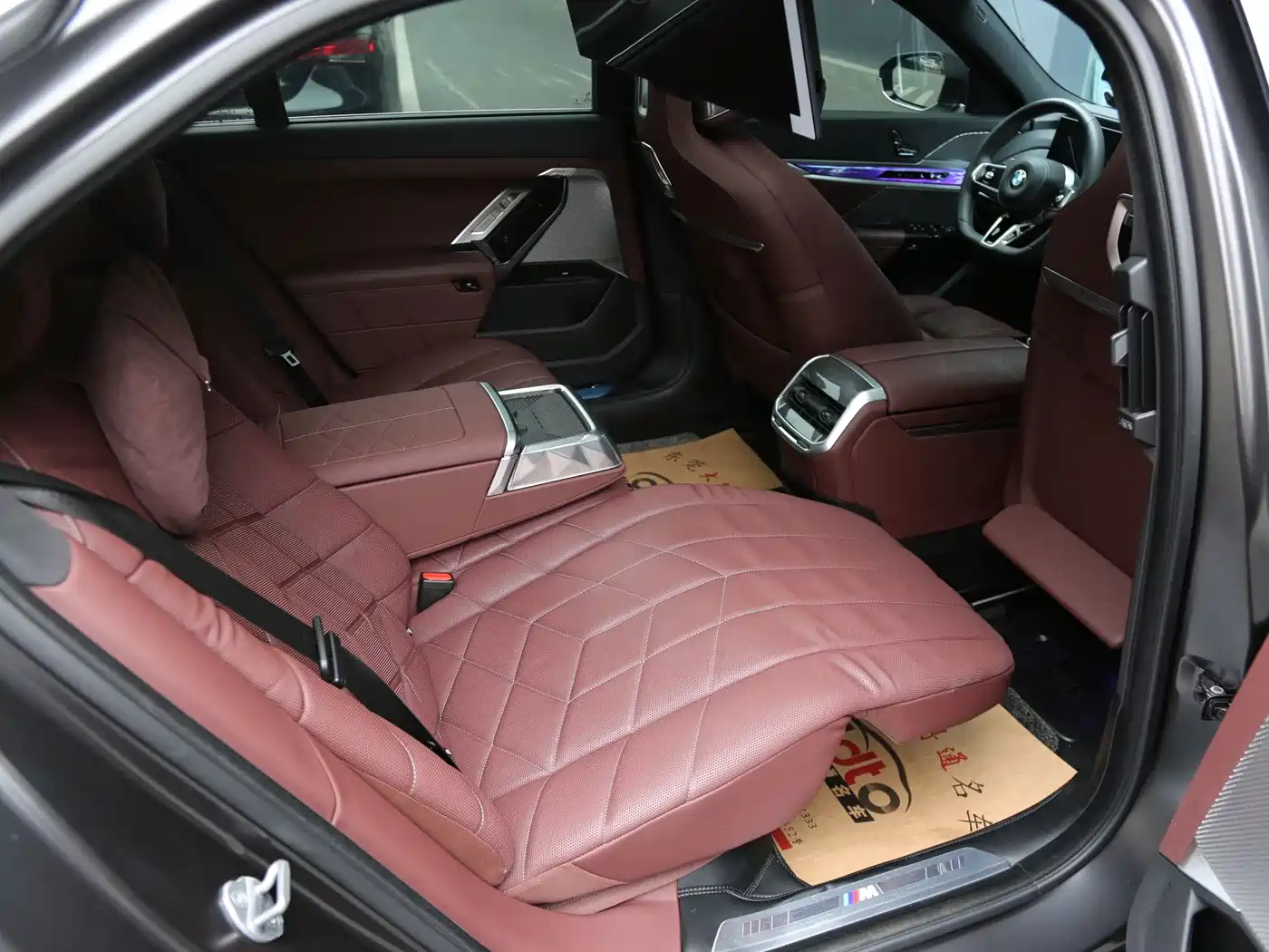 BMW 7 Series 2023 740Li Exclusive M Sport Package фото 8