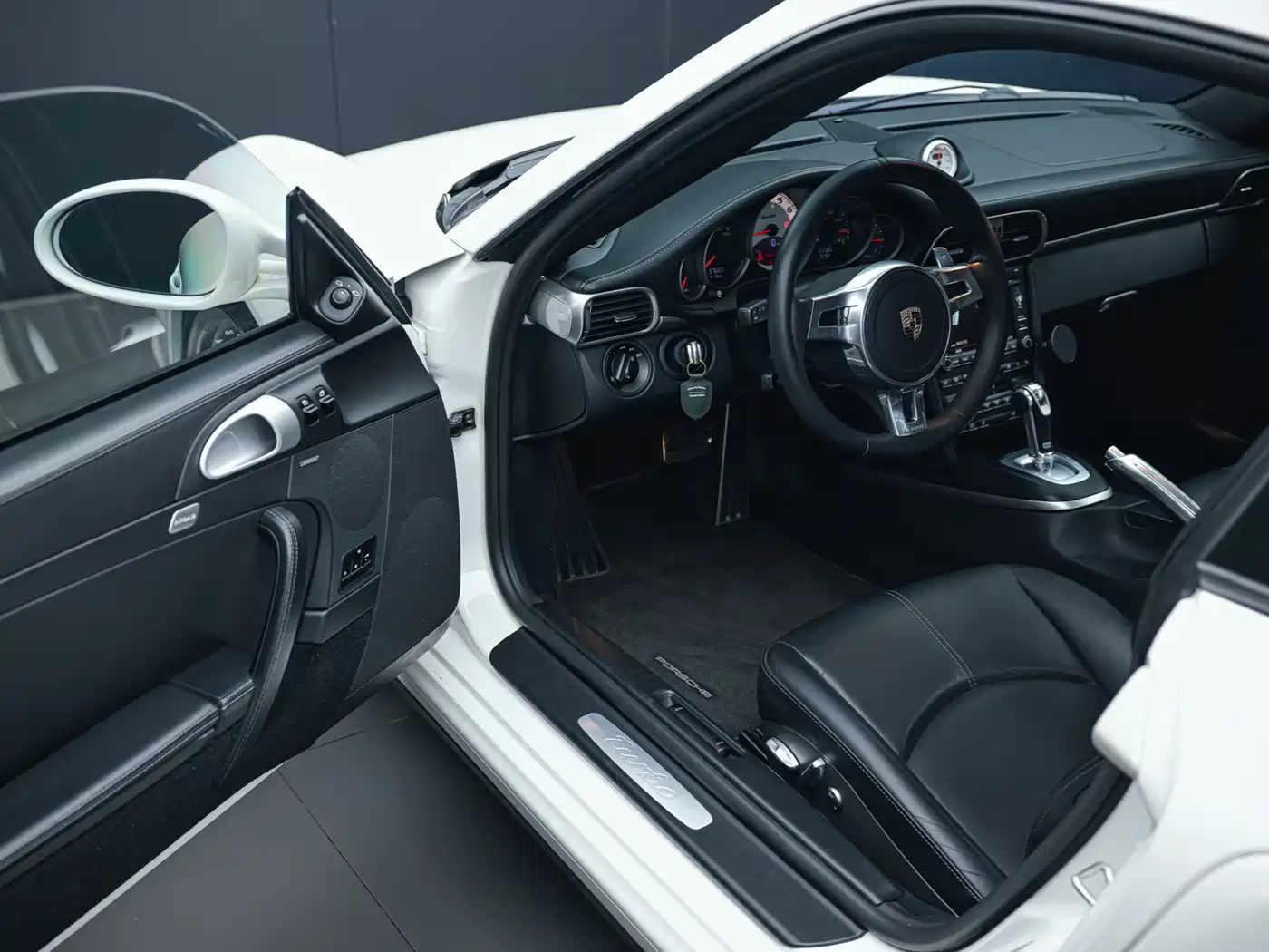 Porsche 911 2010 Turbo 3.8T фото 8