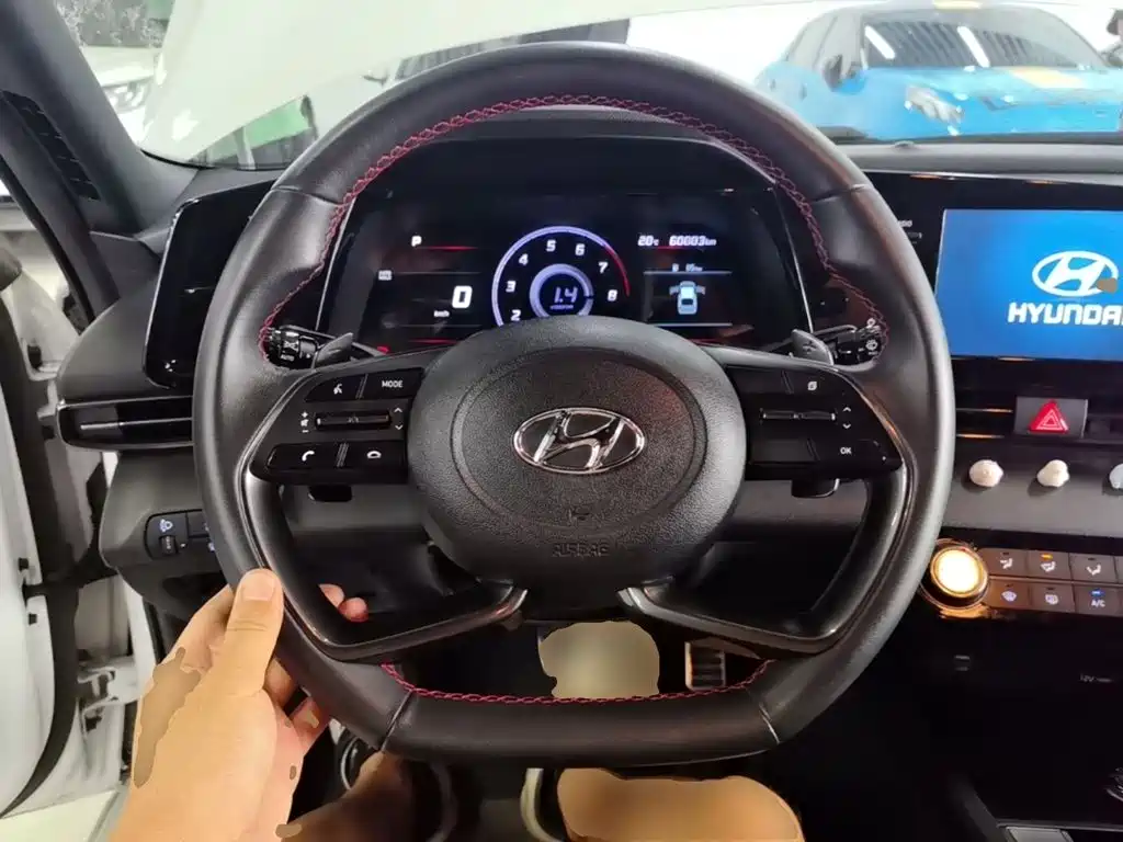 Фото 11 - Hyundai Elantra