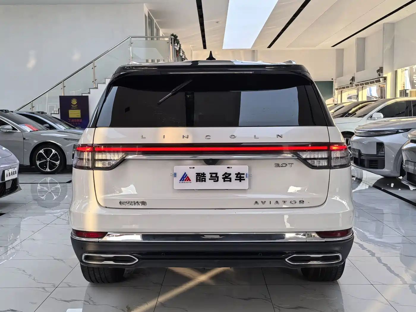 Photo 15 - Lincoln Aviator