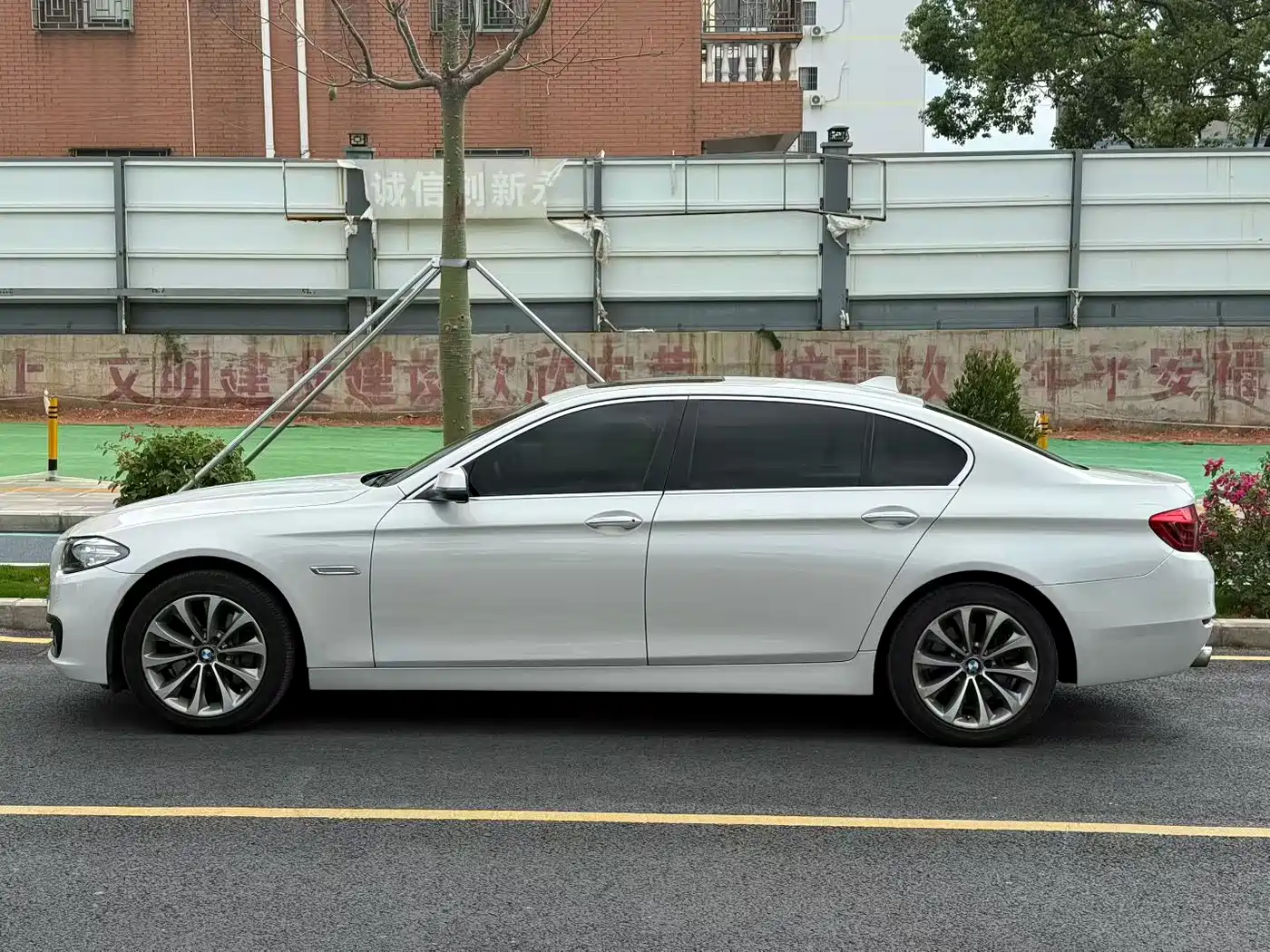 BMW 5 Series 2017 528Li Leading Edition фото 3