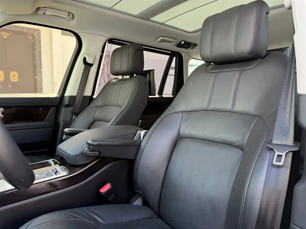 Land Rover Range Rover 2020 3.0 L6 Heritage Extended Edition фото 21