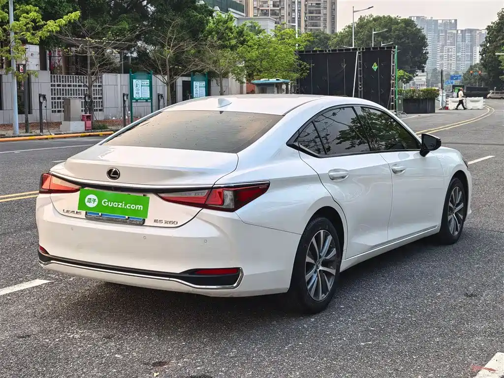 Фото 23 - Lexus ES