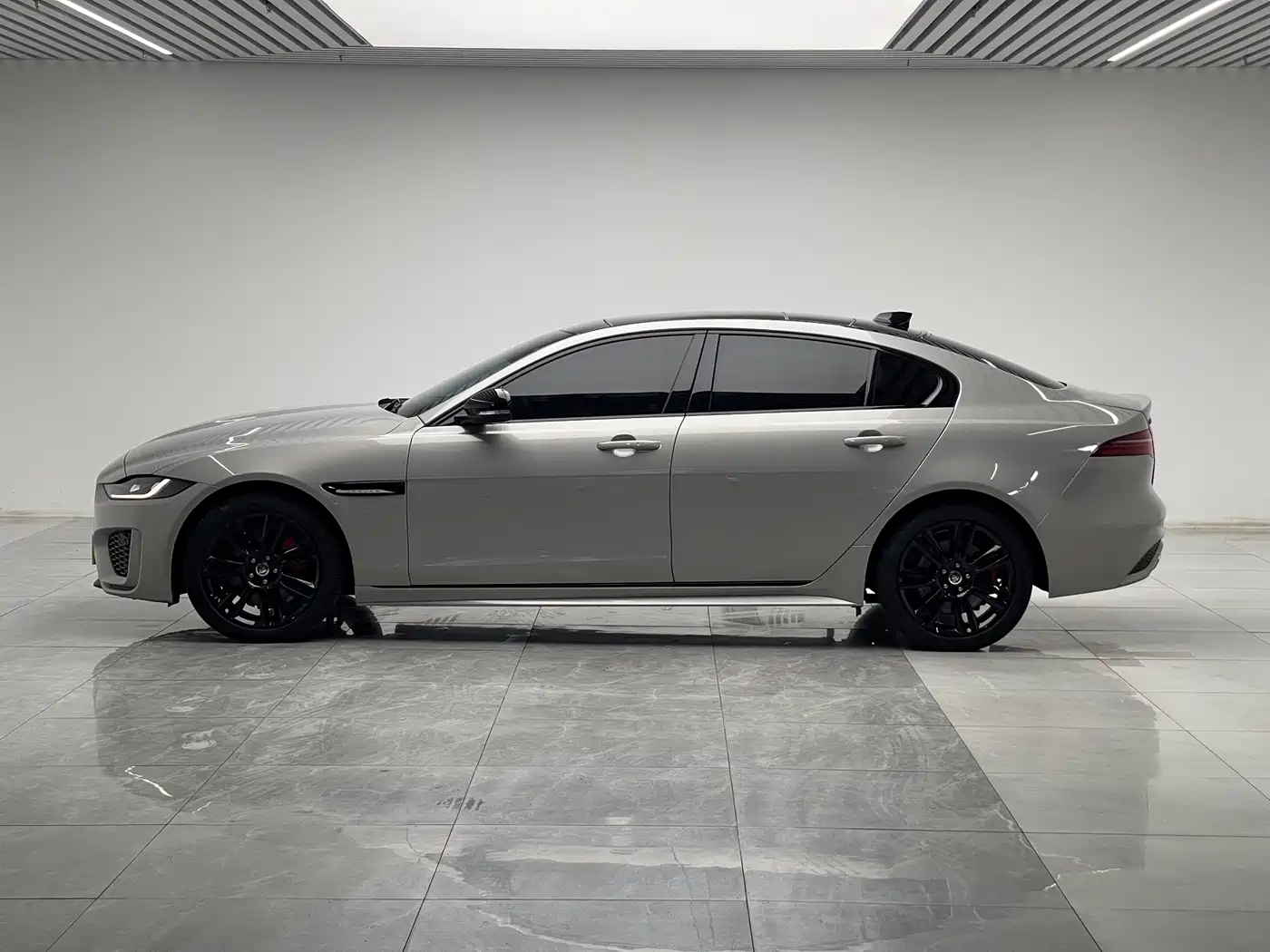 Jaguar XEL 2024 2024 Model 2.0T 250PS R-DYNAMIC S Gloss Black Sport Edition