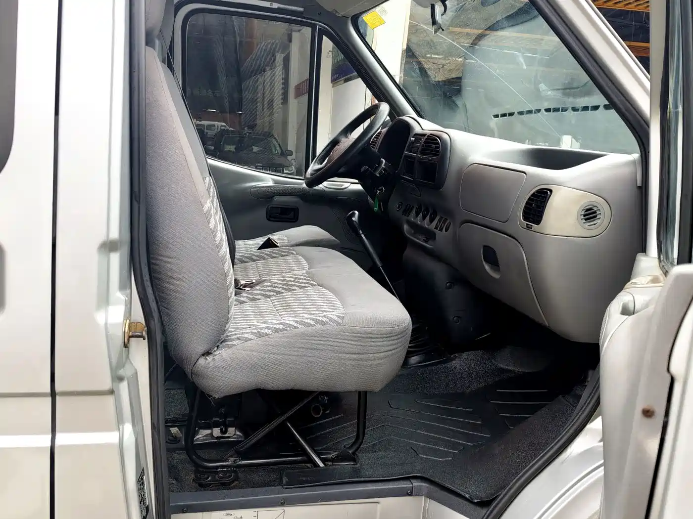 Ford Classic Transit 2015 2015 2.8T Diesel Short Wheelbase 6-Seater Mid-Roof MPV JX493ZLQ4