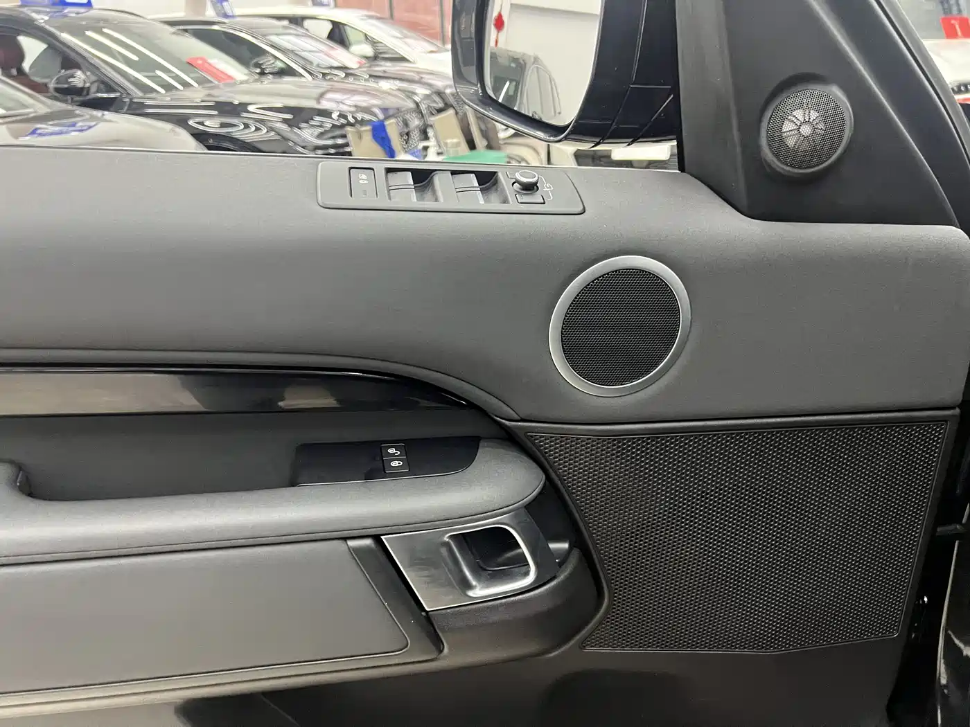 Land Rover Discovery 2018 2.0T SE фото 7