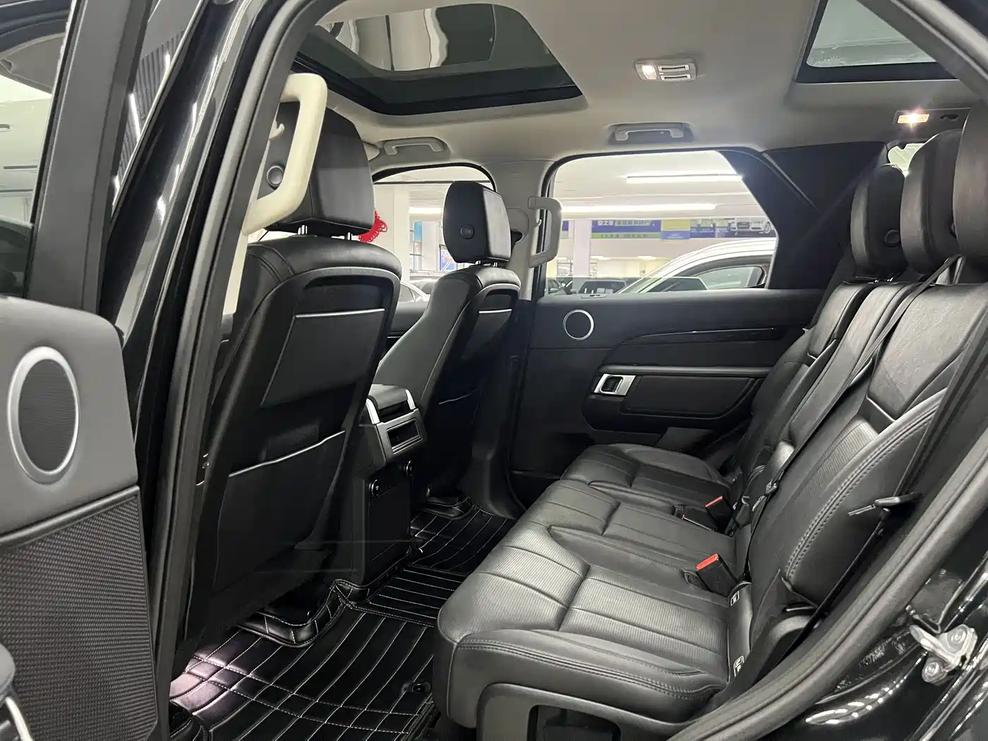 Land Rover Discovery 2018 2.0T SE фото 10