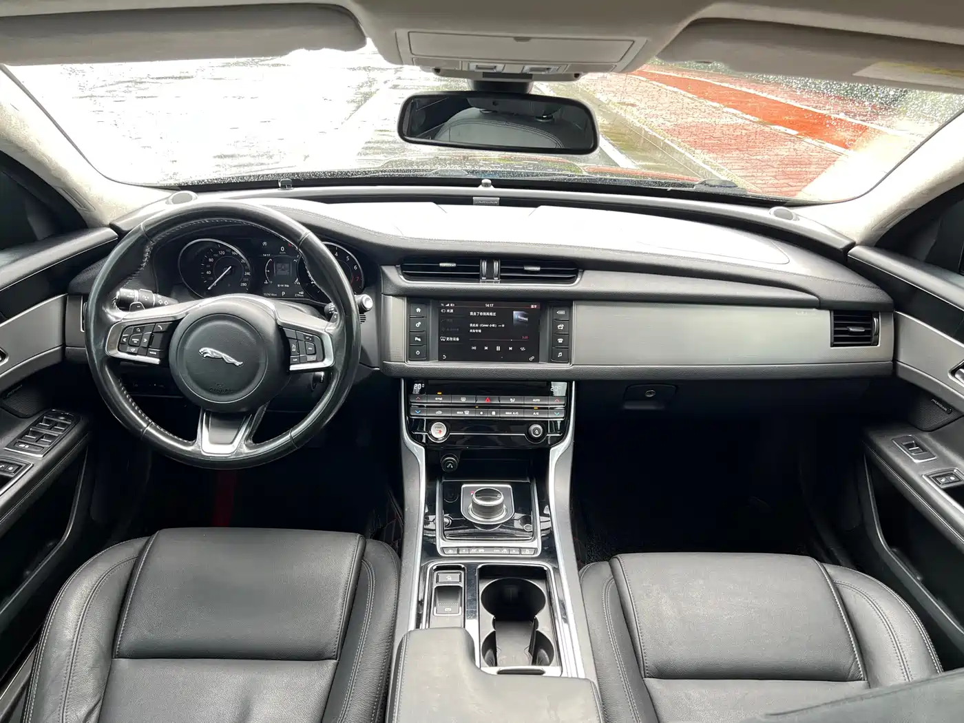 Photo 11 - Jaguar XFL