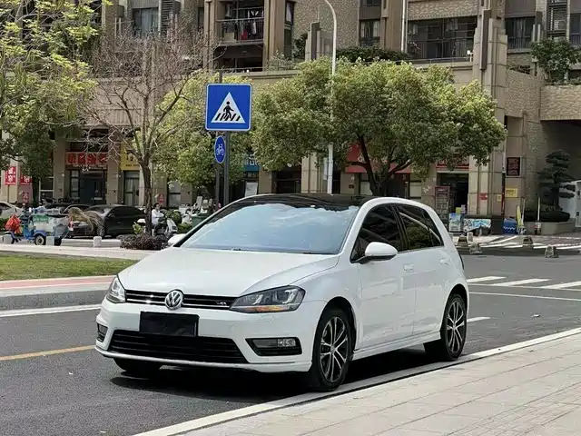 VOLKSWAGEN GOLF
