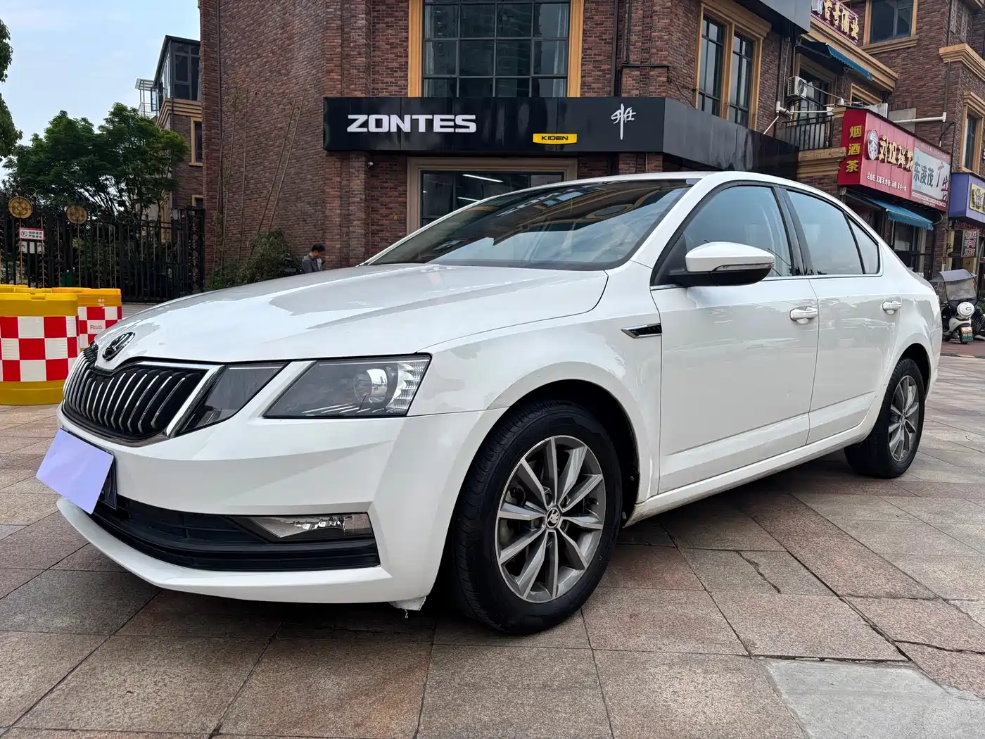 Škoda Octavia 2018 1.6L Automatic Comfort фото 2