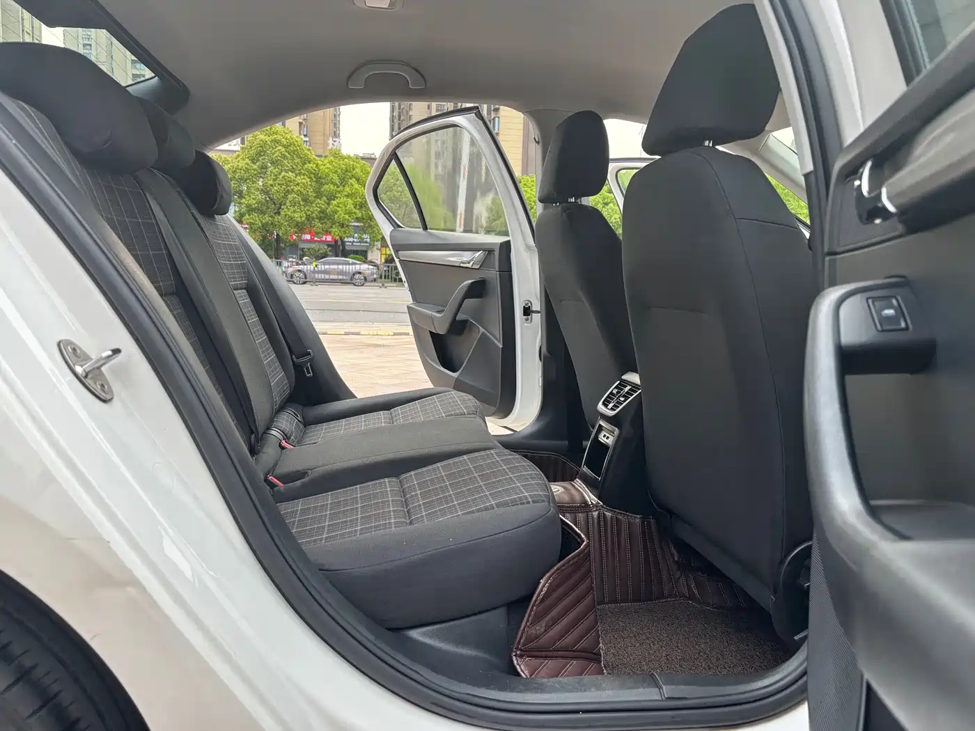 Škoda Octavia 2018 1.6L Automatic Comfort фото 12
