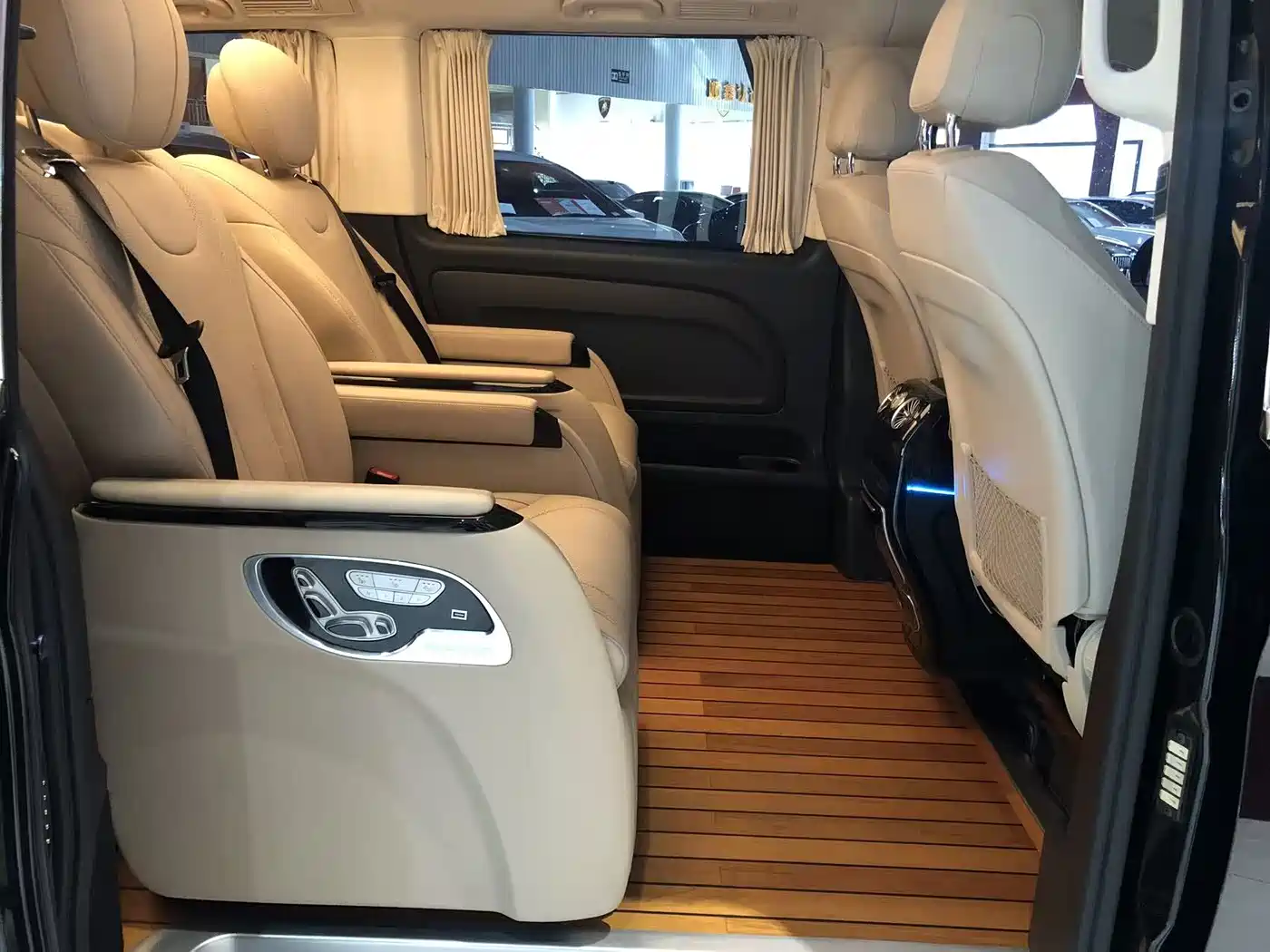 Mercedes-Benz Vito 2021 2.0T Elite 7-Seater фото 7