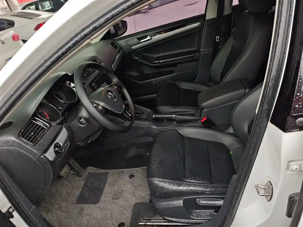 Volkswagen Sagitar 2018 1.6L Automatic Comfort фото 11