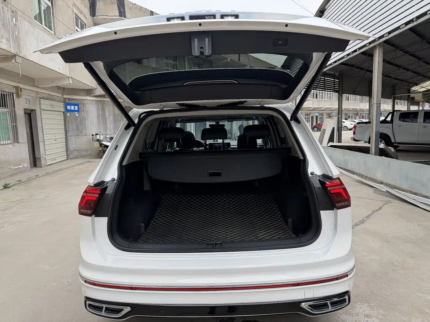 Volkswagen Tiguan L 2022 330TSI Auto 2WD R-Line Premium Edition фото 11