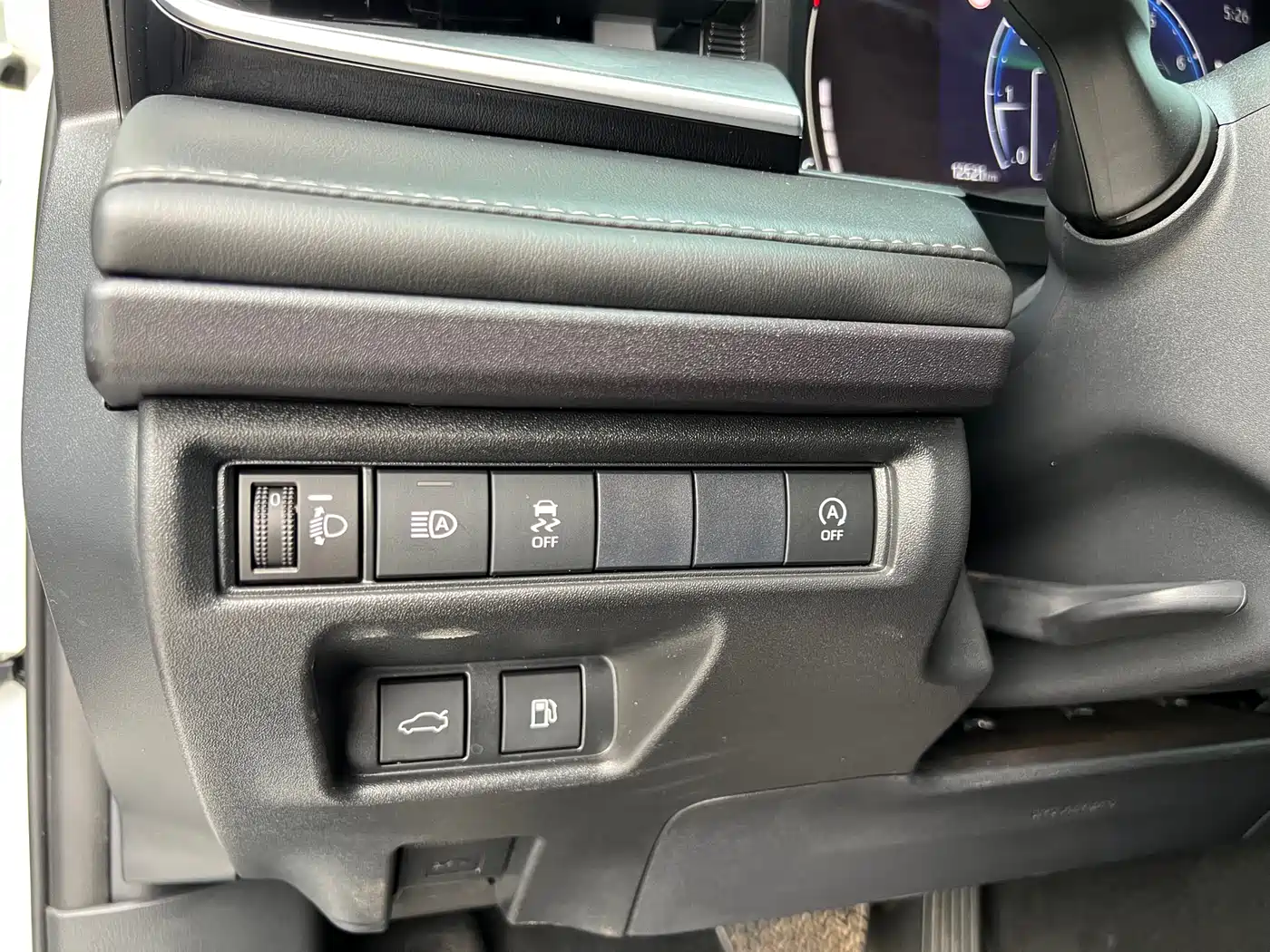 Toyota Camry 2024 2.0GVP Luxury Edition фото 16