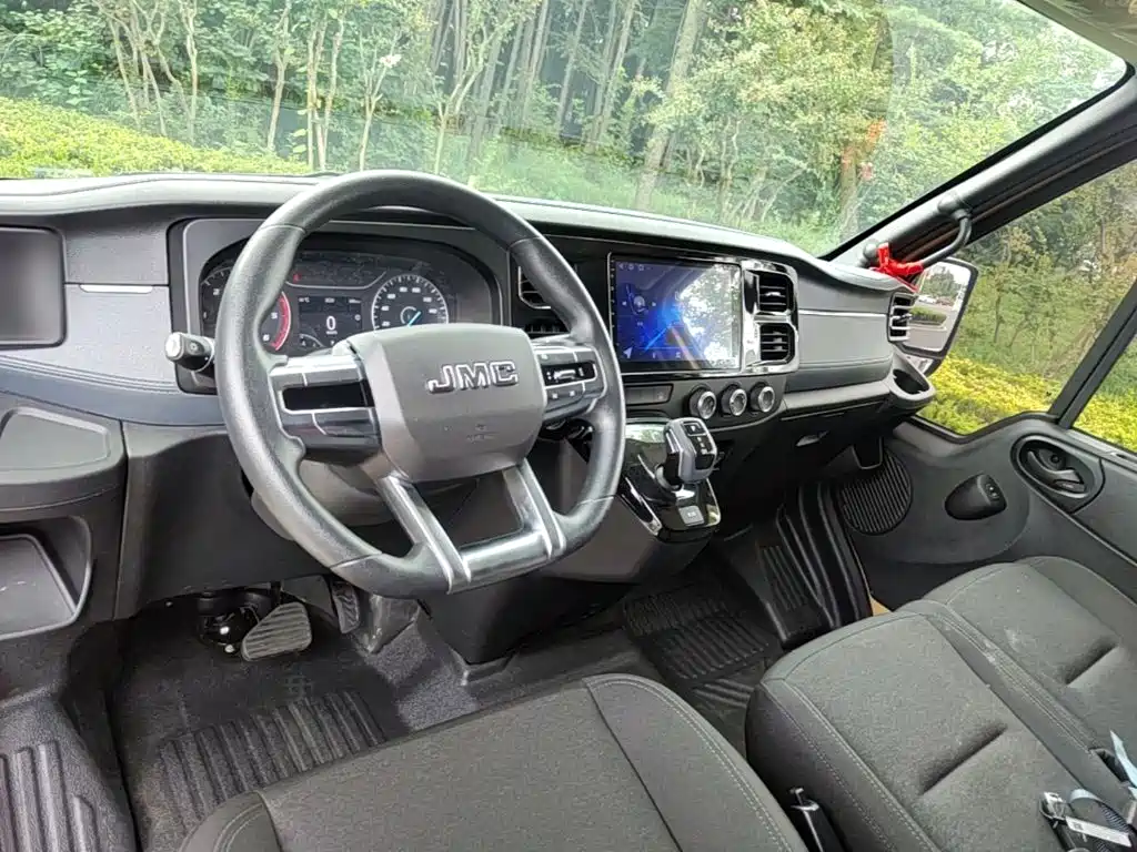 Jiangling JMC Fushun 2025 2025 Model 2.0T 8AT Diesel Medium Wheelbase Medium-High Roof Commercial Van 2/3 Seats