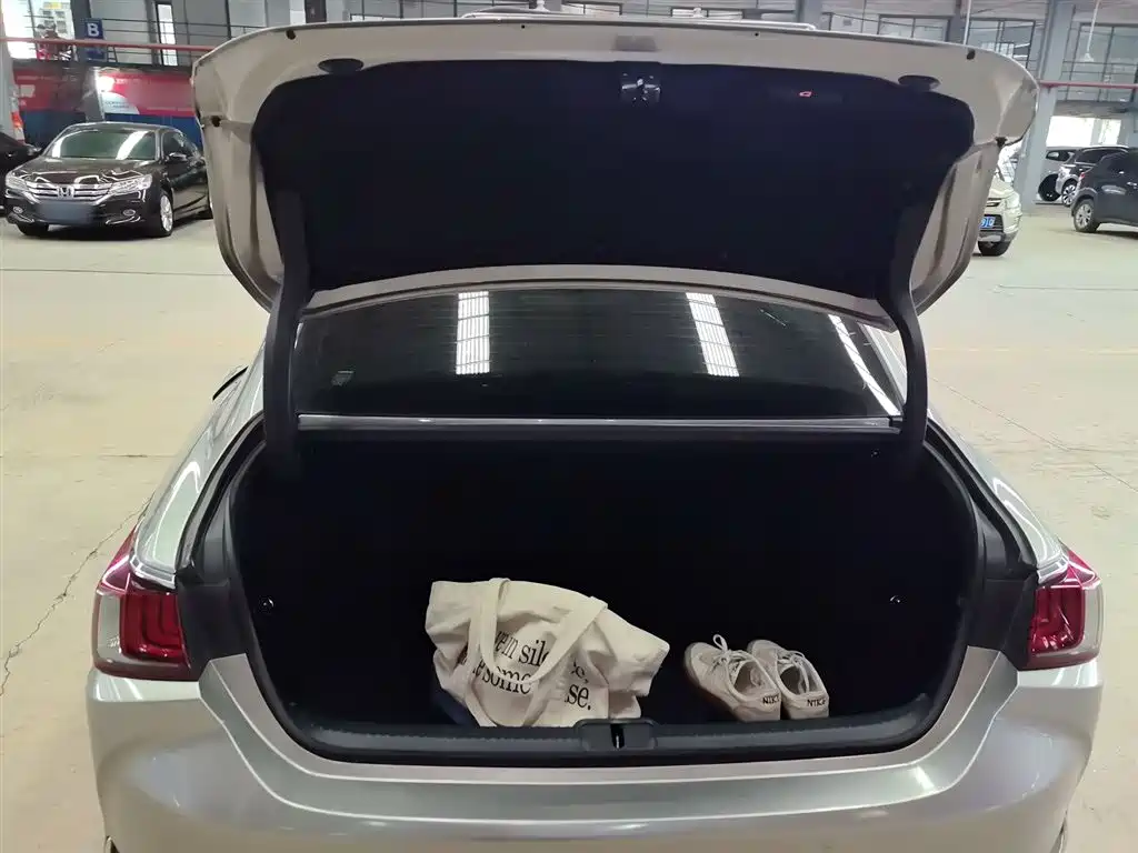 صورة 10 - Lexus ES