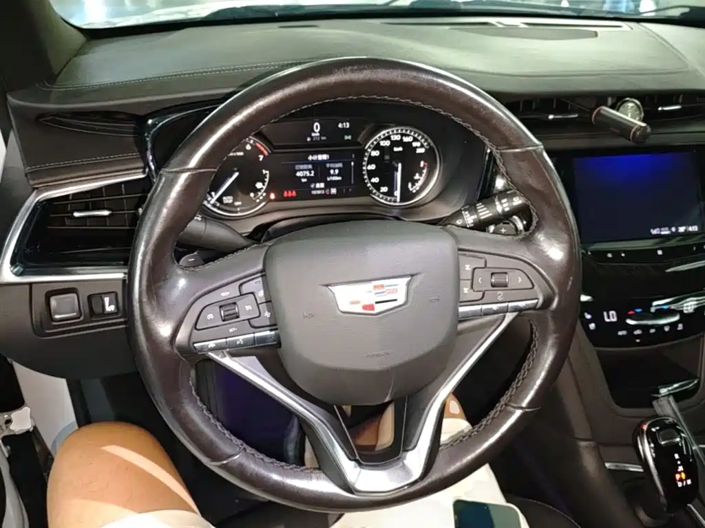 Фото 11 - Cadillac XT6