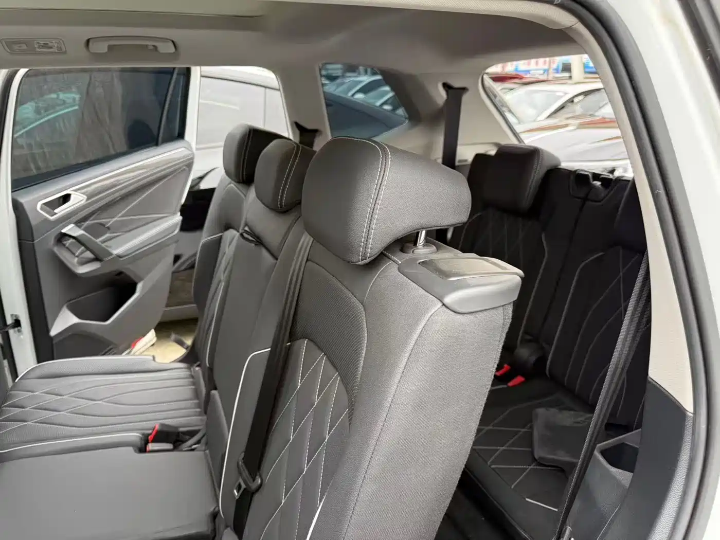 Volkswagen Tiguan L 2023 380TSI 4WD R-Line Premium 7-seater фото 6