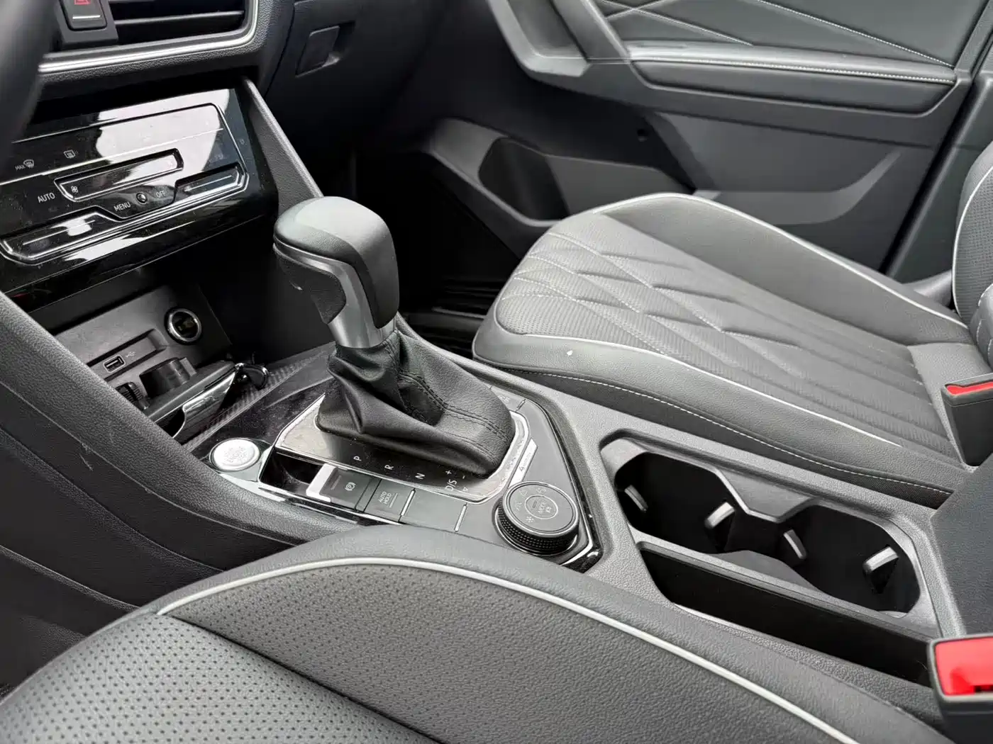 Volkswagen Tiguan L 2023 380TSI 4WD R-Line Premium 7-seater фото 2