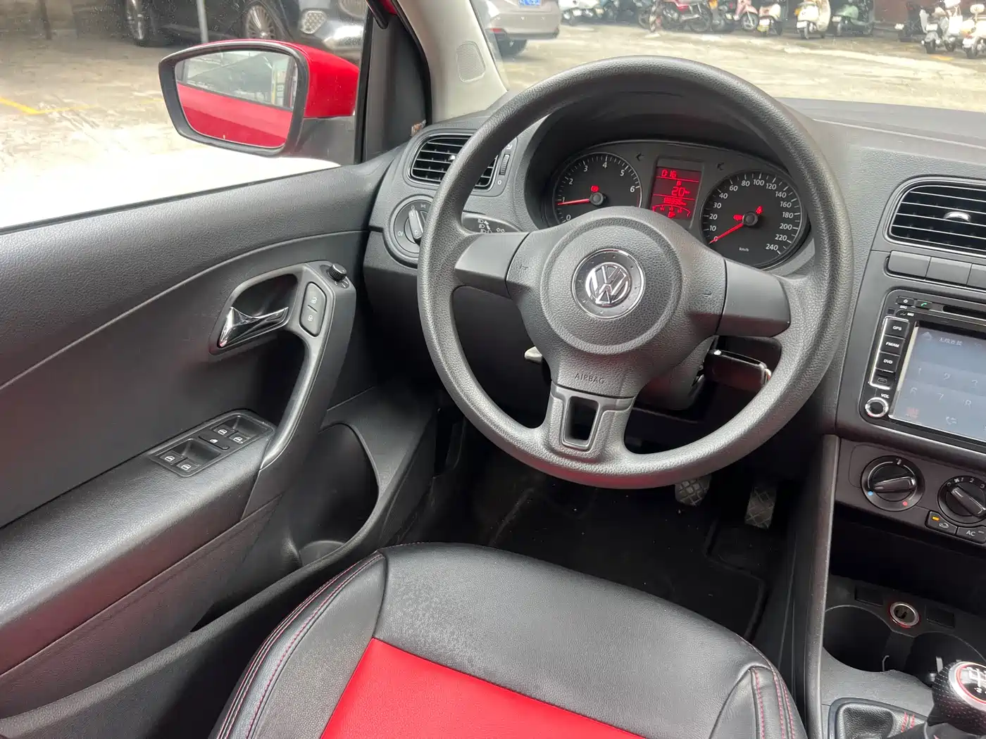 Volkswagen Polo 2013 1.4L Manual Trend Edition фото 20