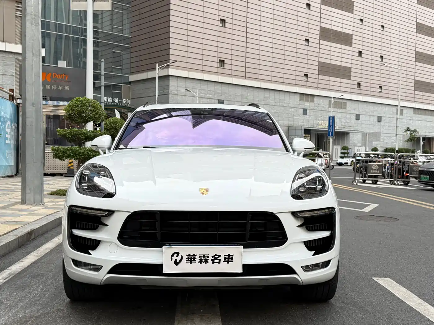 PORSCHE MACAN