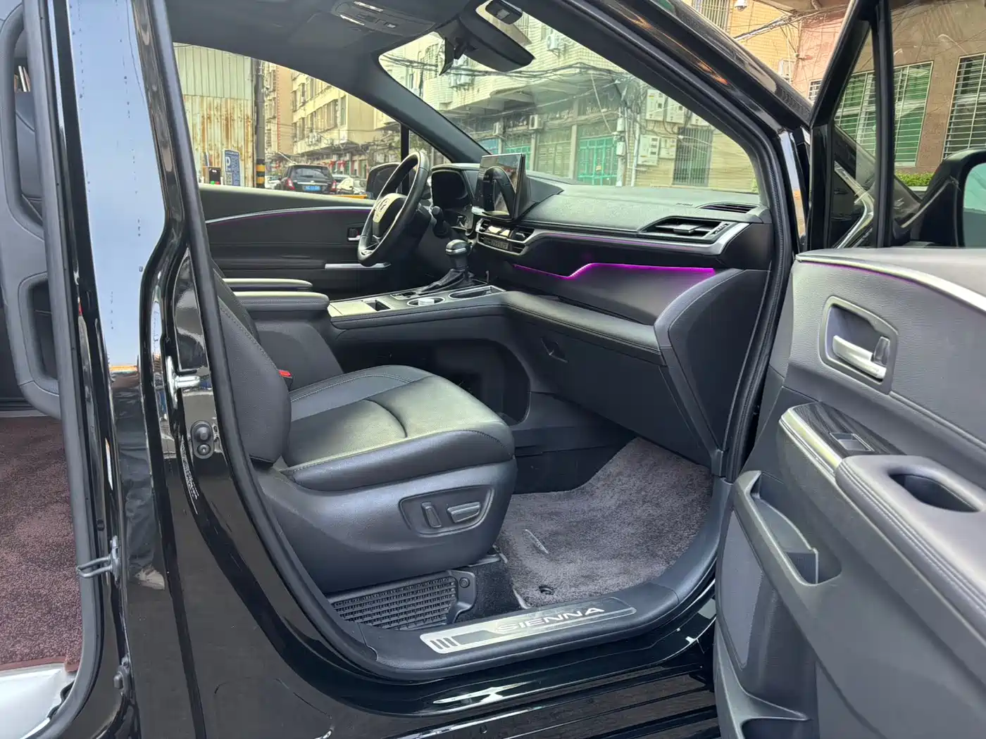Toyota Sienna 2023 2.5L Hybrid Premium Edition фото 14