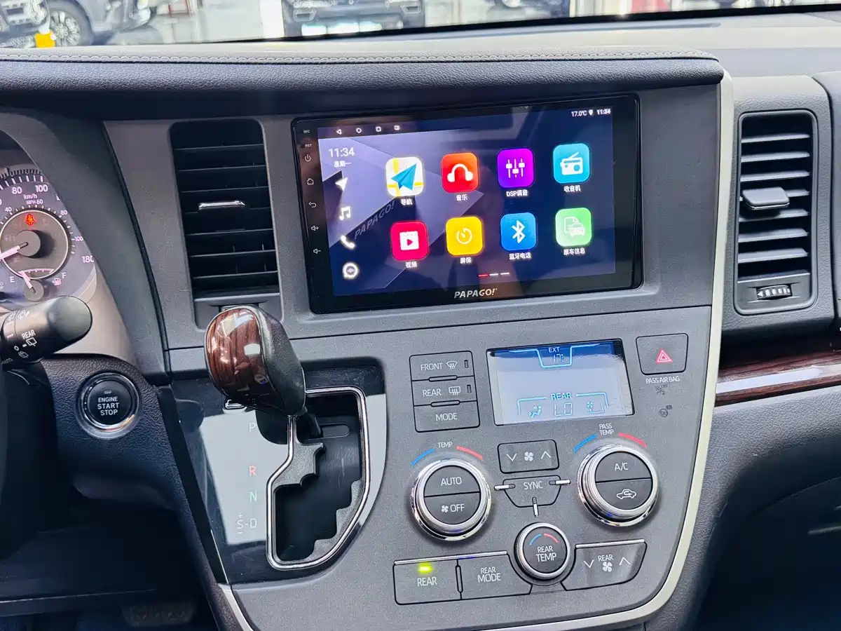 Photo 16 - Toyota Sienna