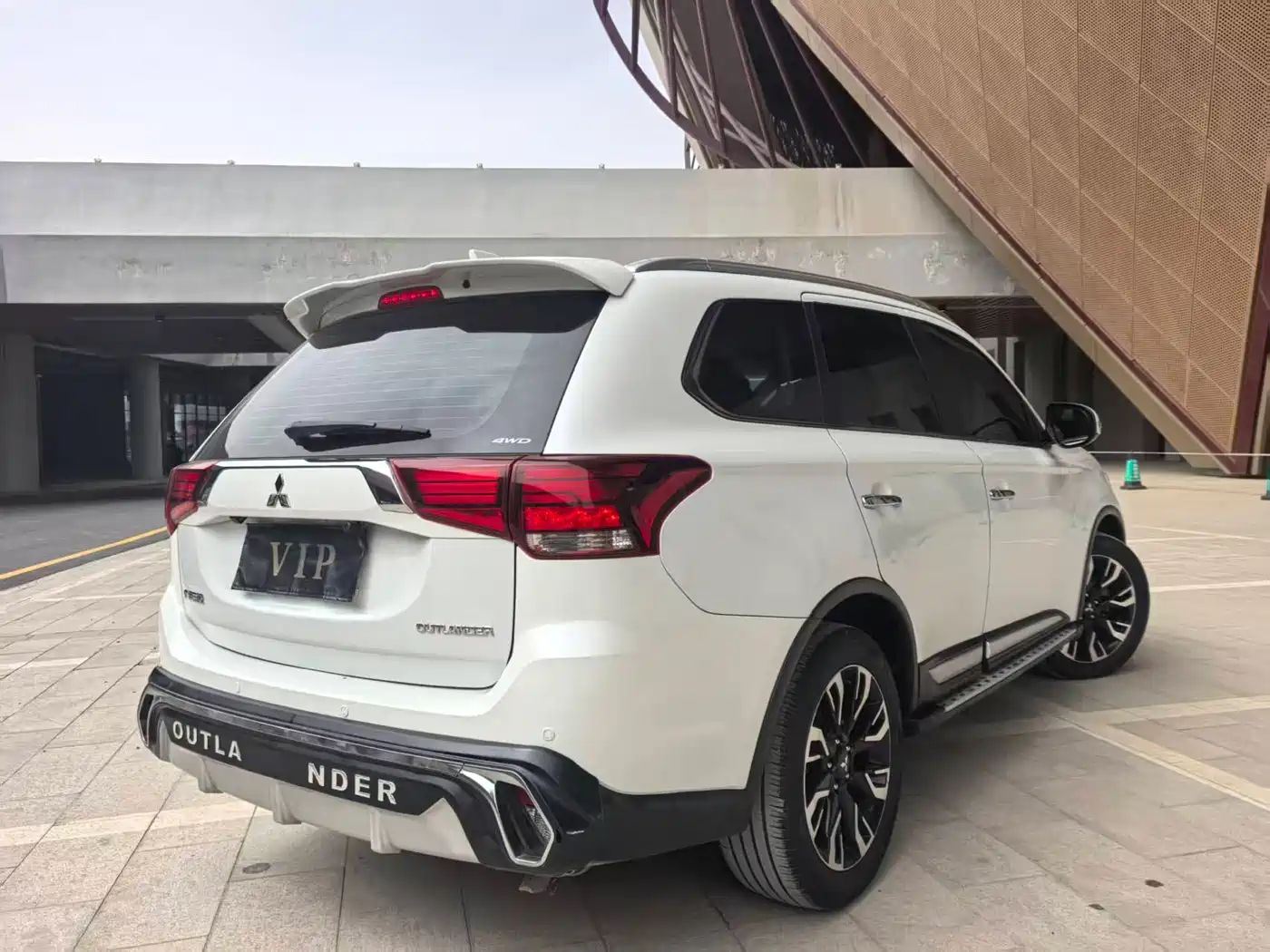 MITSUBISHI OUTLANDER