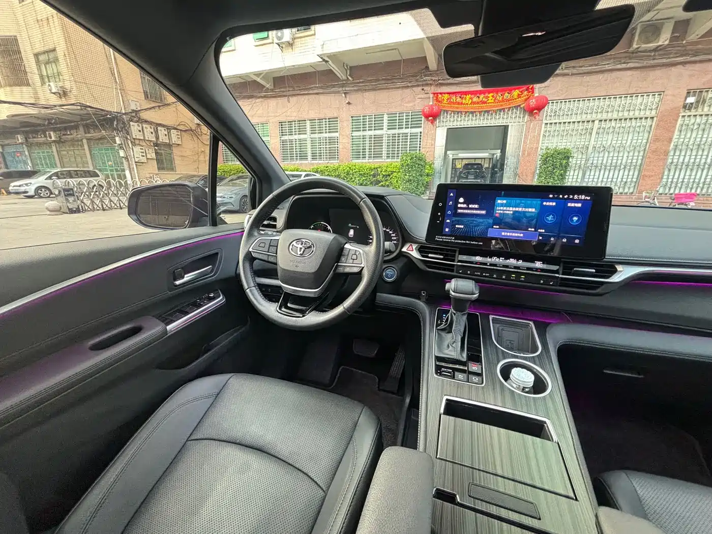 Toyota Sienna 2023 2.5L Hybrid Premium Edition фото 10