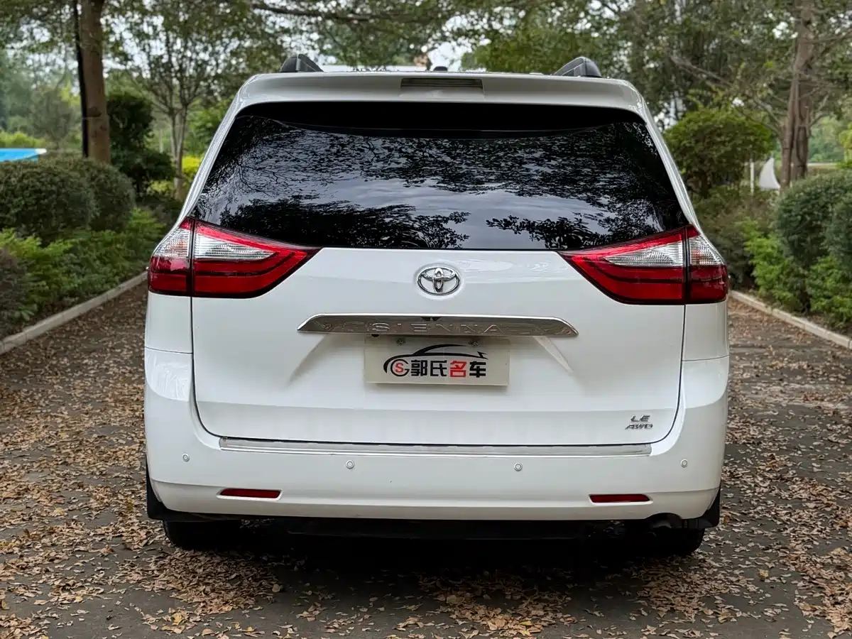 Photo 5 - Toyota Sienna