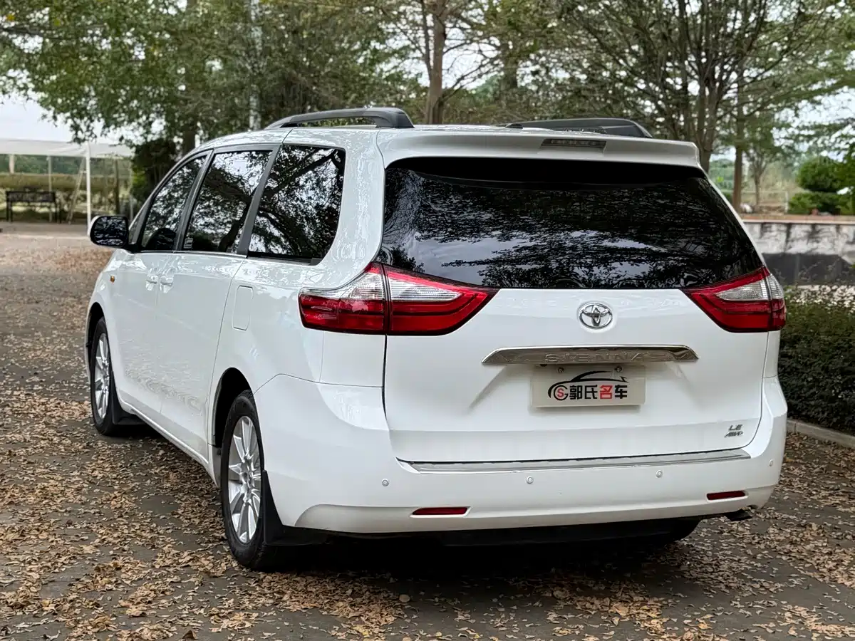 Photo 8 - Toyota Sienna