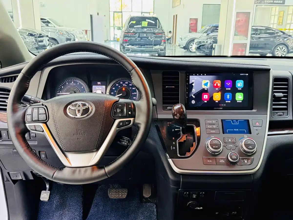 Photo 9 - Toyota Sienna