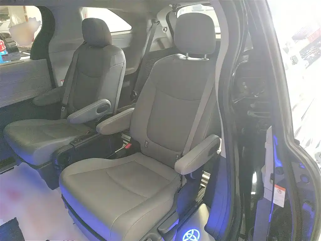 Toyota Granvia 2023 2.5L Hybrid Prestige PLUS Edition фото 13