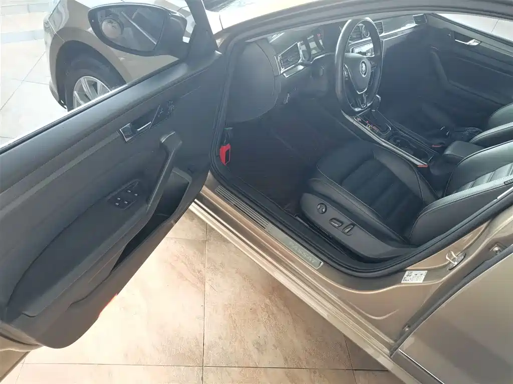 Volkswagen Passat 2017 330TSI DSG Prestige фото 16