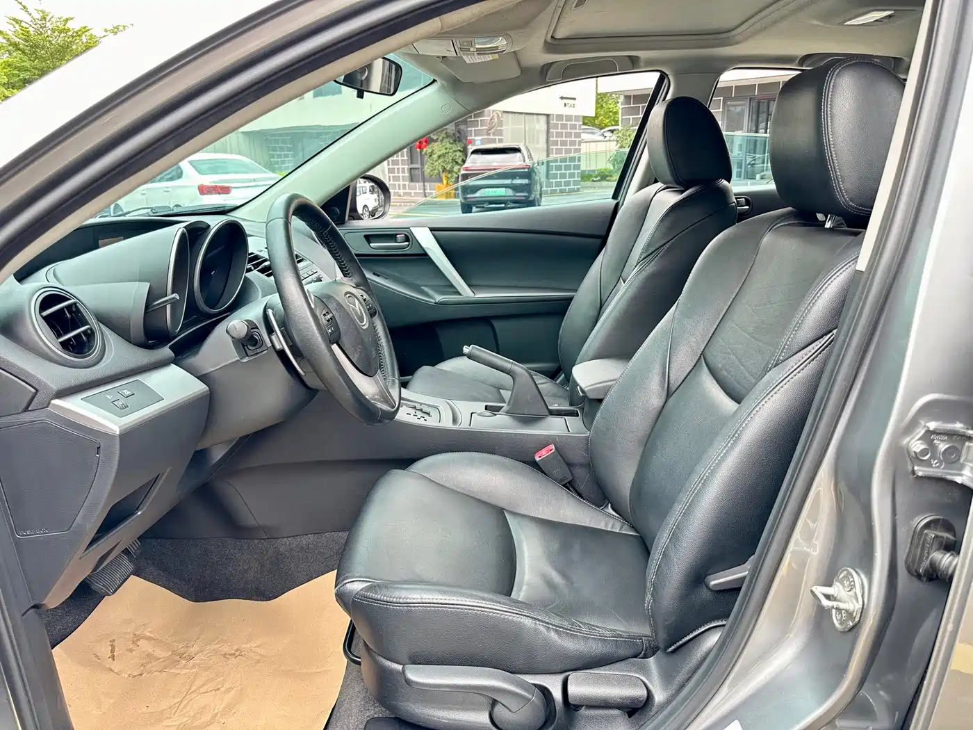 Mazda Mazda3 Axela 2013 2012 Hatchback 2.0L Automatic Luxury