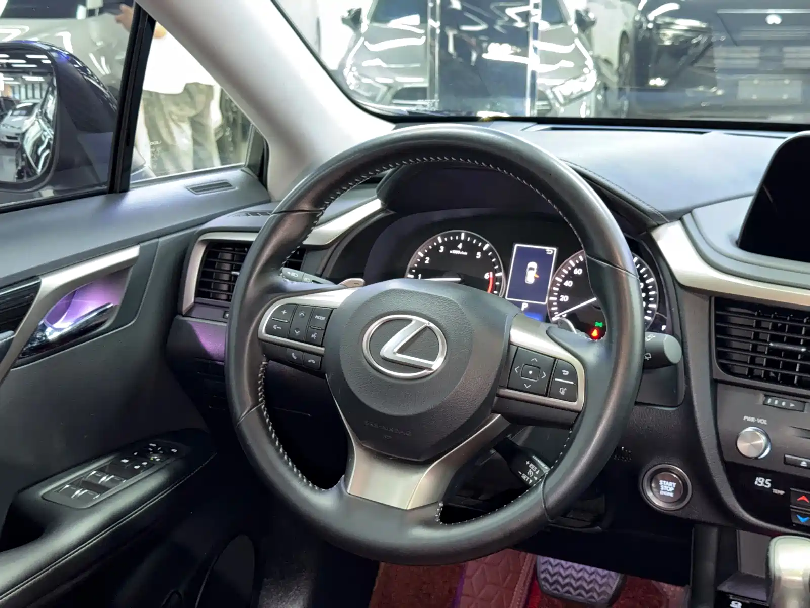 Фото 9 - Lexus RX