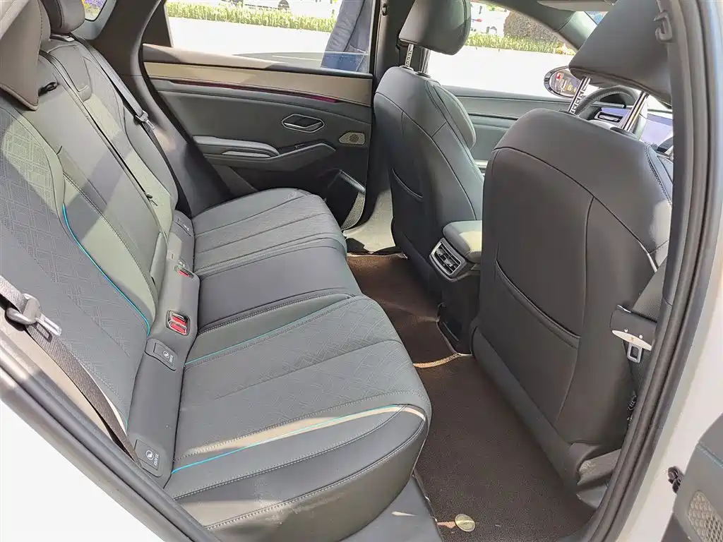 BYD Qin L 2024 DM-i 120KM Excellence Model фото 10