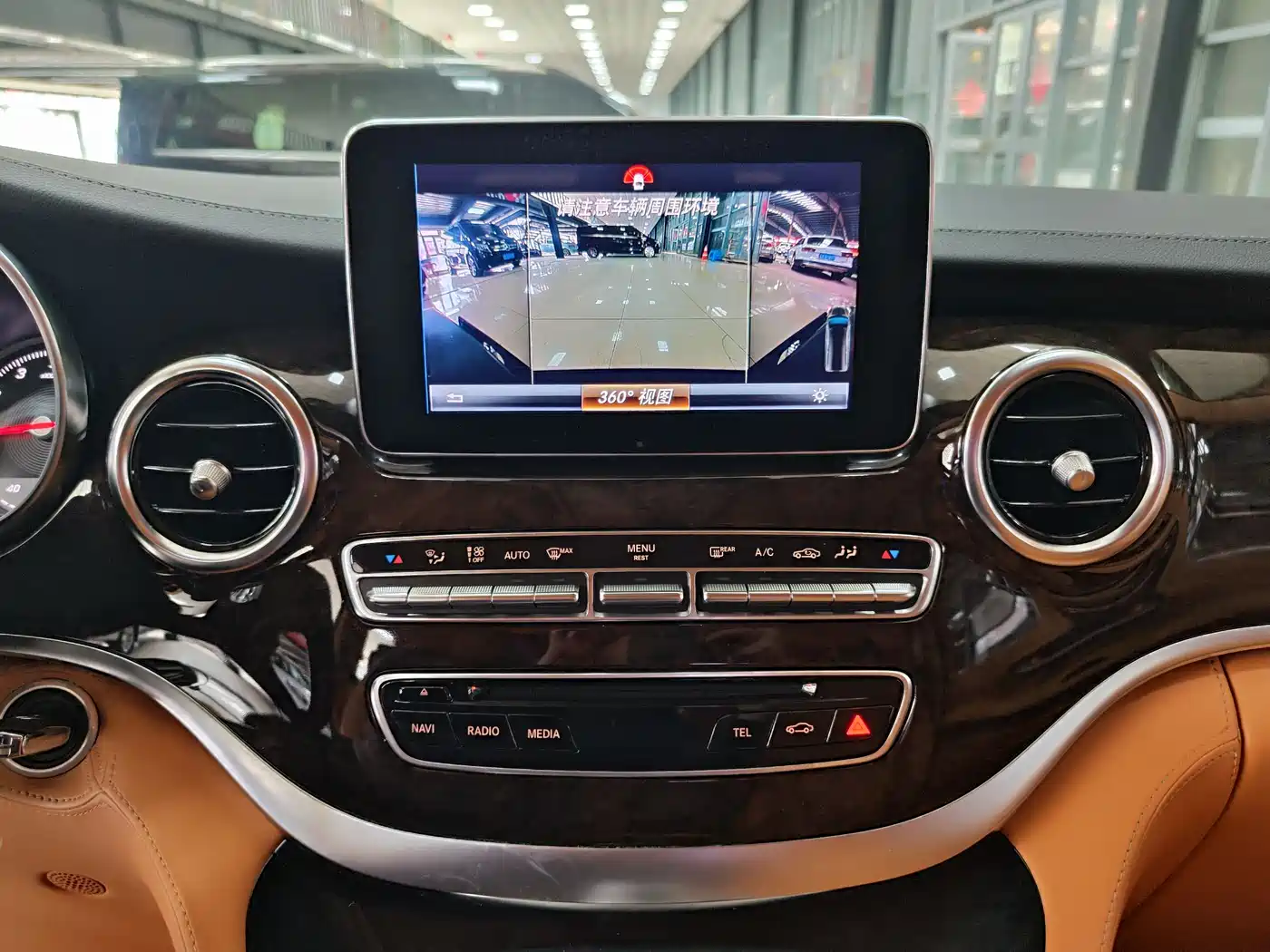 Mercedes-Benz V-Class 2018 V 260 L Premium Long Wheelbase Edition China VI фото 18