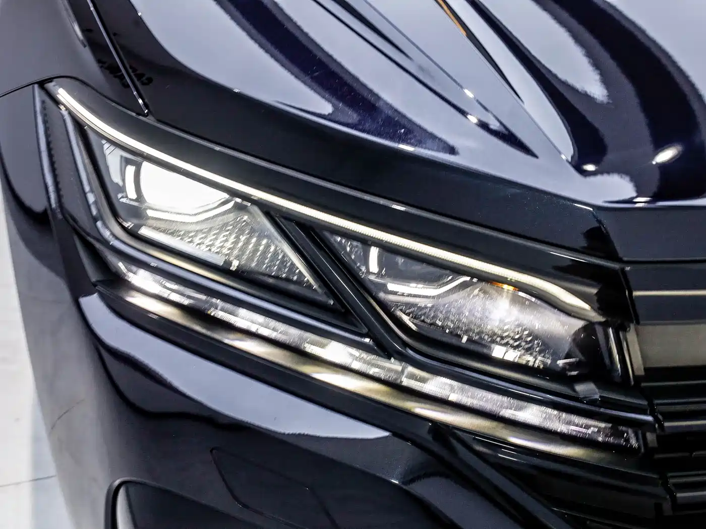 Volkswagen Touareg 2021 3.0TSI Sharp Edition with Gloss Black Sports Package фото 38