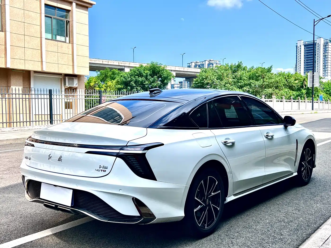 Фото 4 - Hongqi H6