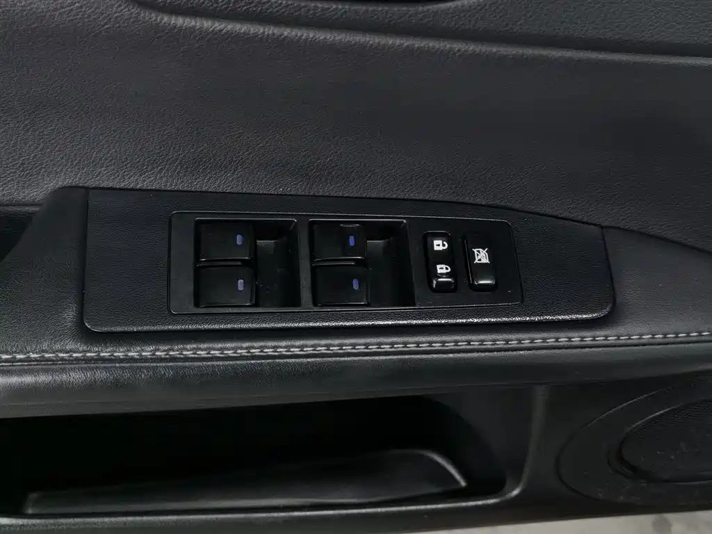 Фото 9 - Lexus ES