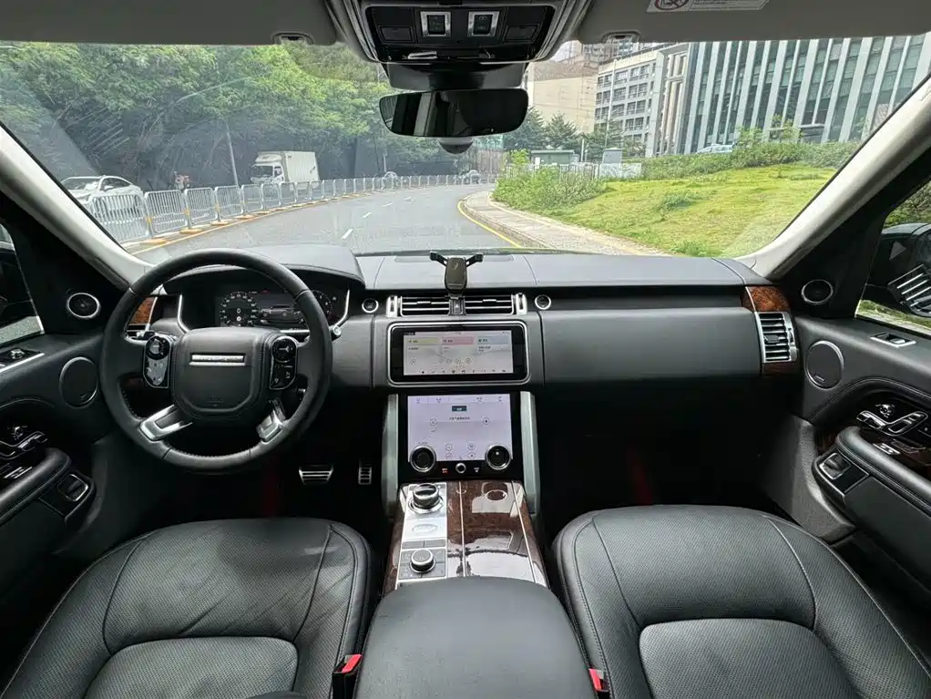 Land Rover Range Rover 2020 3.0 L6 Heritage Extended Edition фото 15