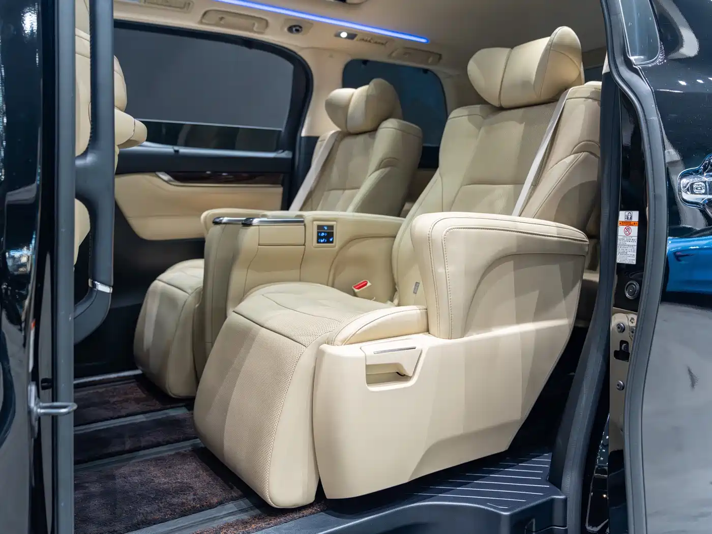 Toyota Alphard 2019 Hybrid 2.5L Luxury фото 10