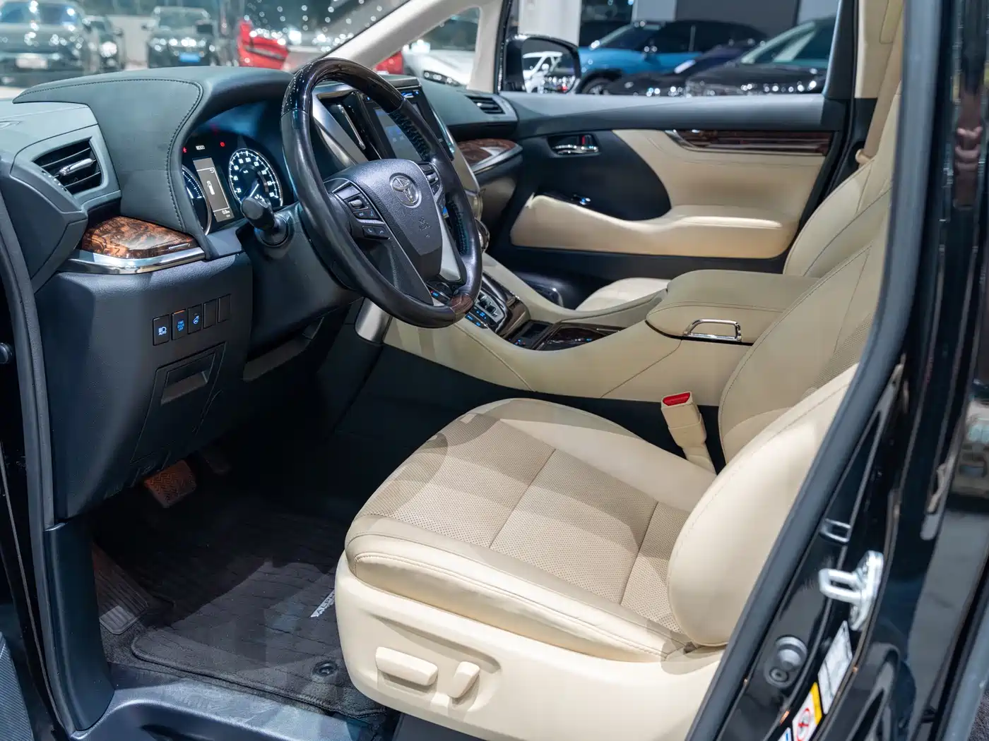 Toyota Alphard 2019 Hybrid 2.5L Luxury фото 7