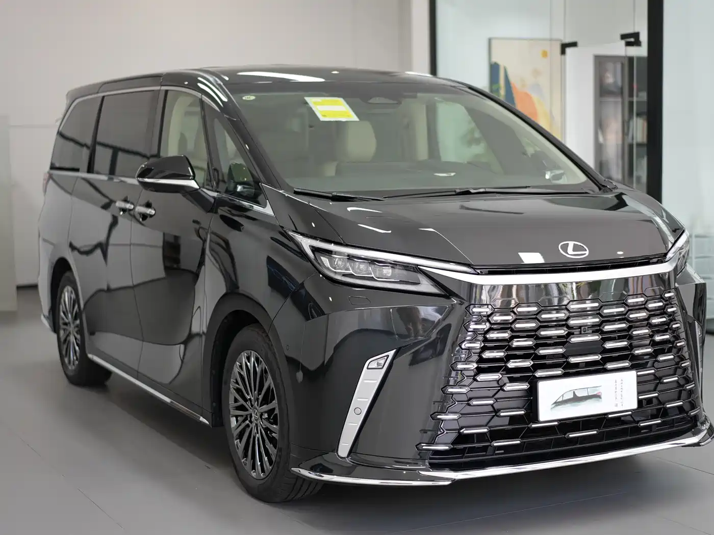Lexus LM 2025 Model 500h Six-Seater Prestige Edition фото 2