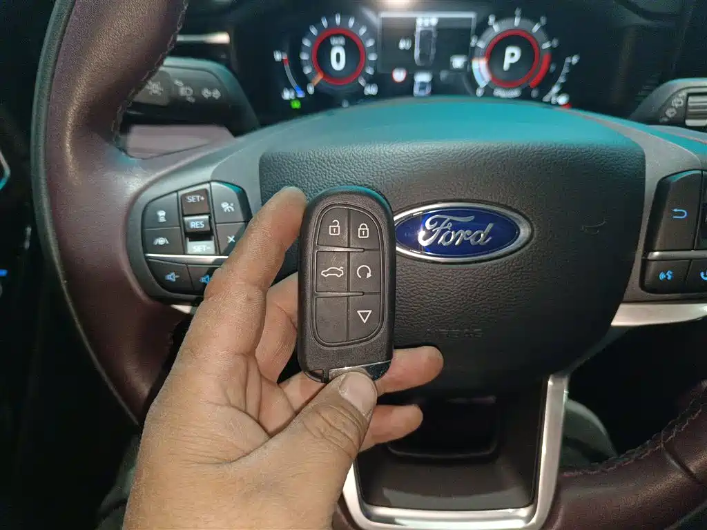 Фото 9 - Ford Explorer