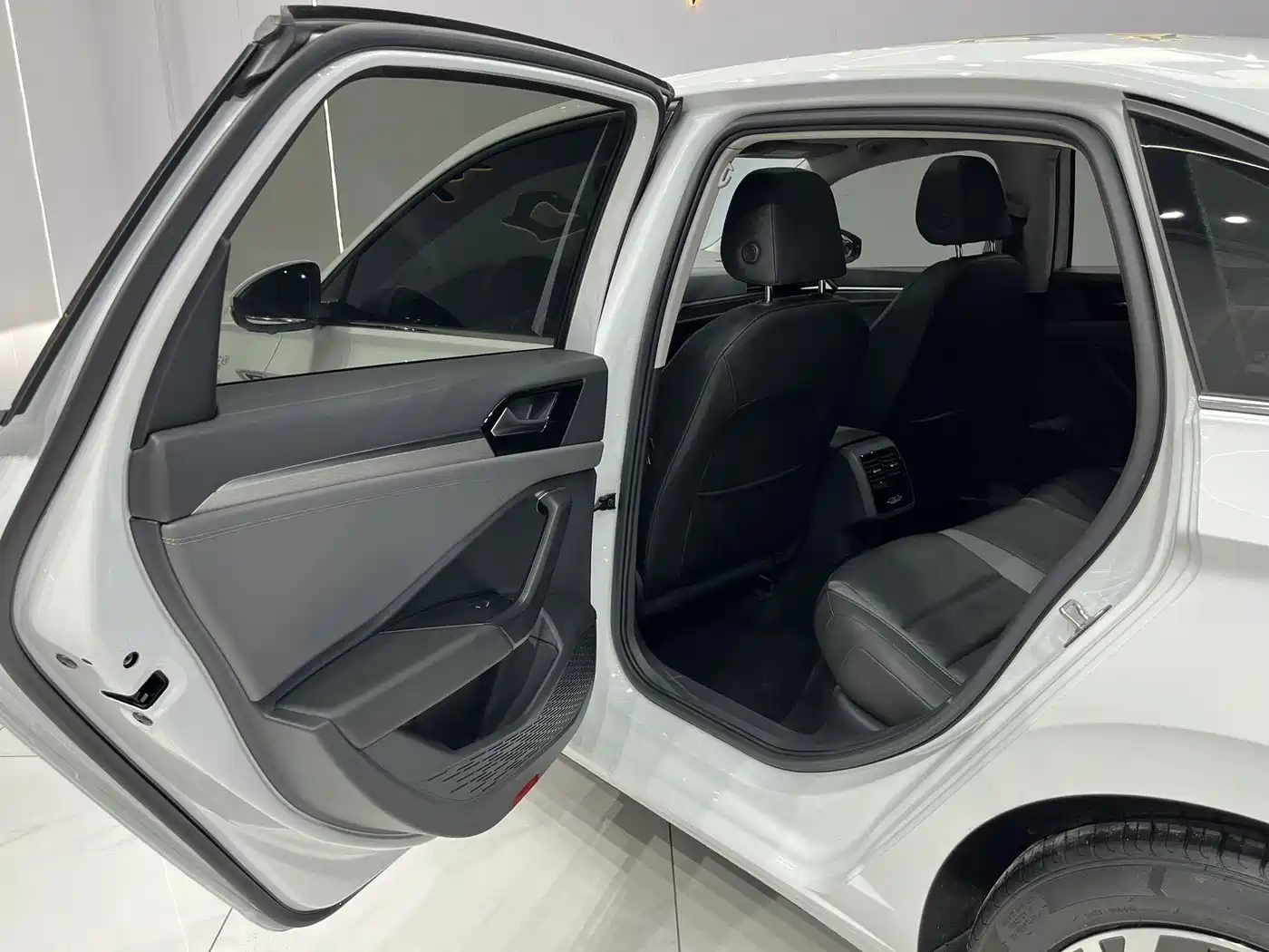 Volkswagen Sagitar 2022 280TSI DSG Surpassing Edition фото 16